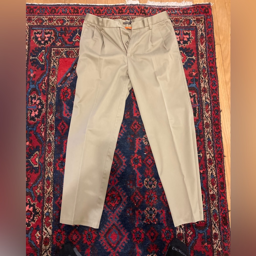 Dockers men’s pants pleated size 33X 32 khaki